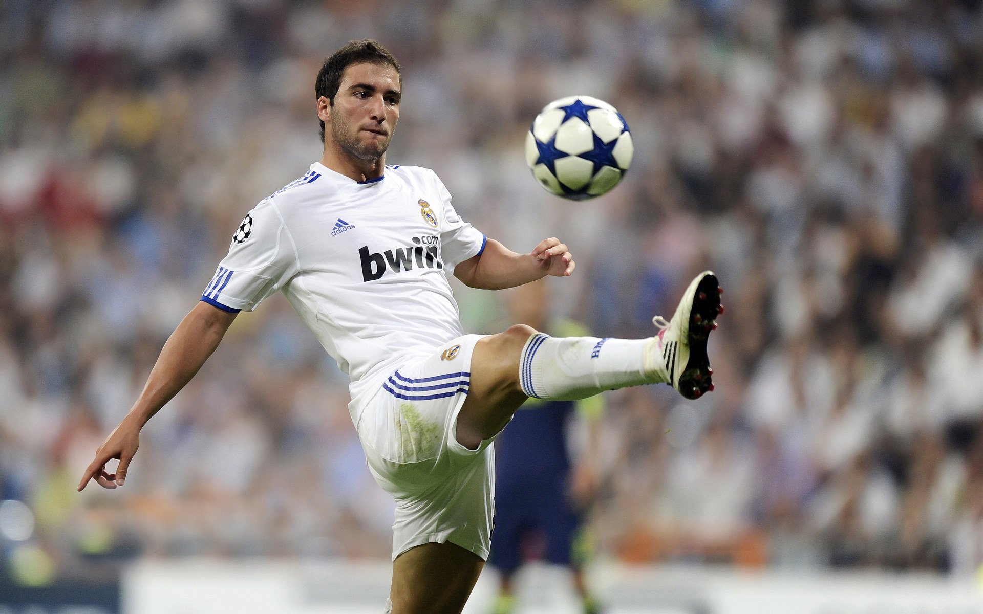 “高新体育中心：羽毛球选手们上演极限对决”