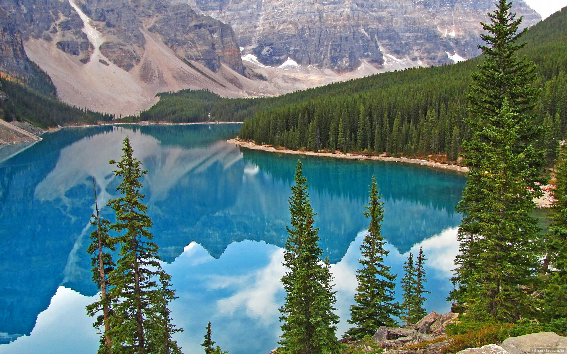 拜仁连续逼抢打乱对手出球节奏，拜仁进攻战术